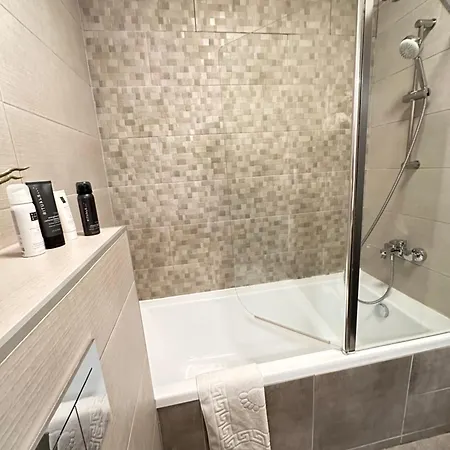 Modern Near Romexpo With Private Parking And Garden View