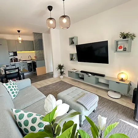 Modern Near Romexpo With Private Parking And Garden View