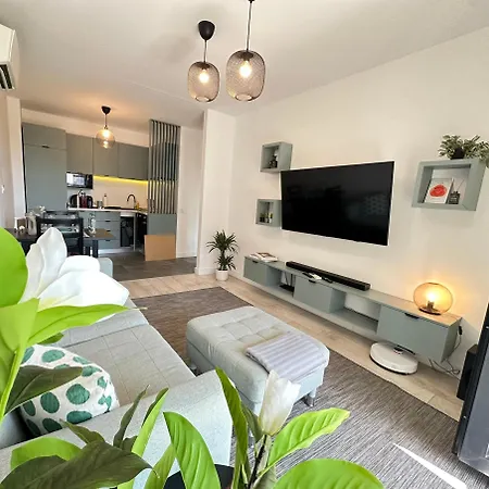 Apartment Modern Near Romexpo With Private Parking And Garden View